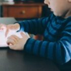 Bambini: troppe ore sul tablet, danneggia il loro sviluppo